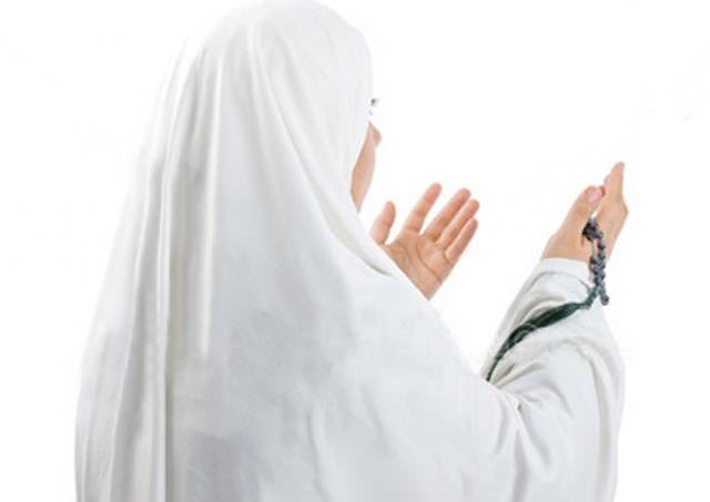 آیا میتوان در هنگام نماز روی صورت چادر کشید؟